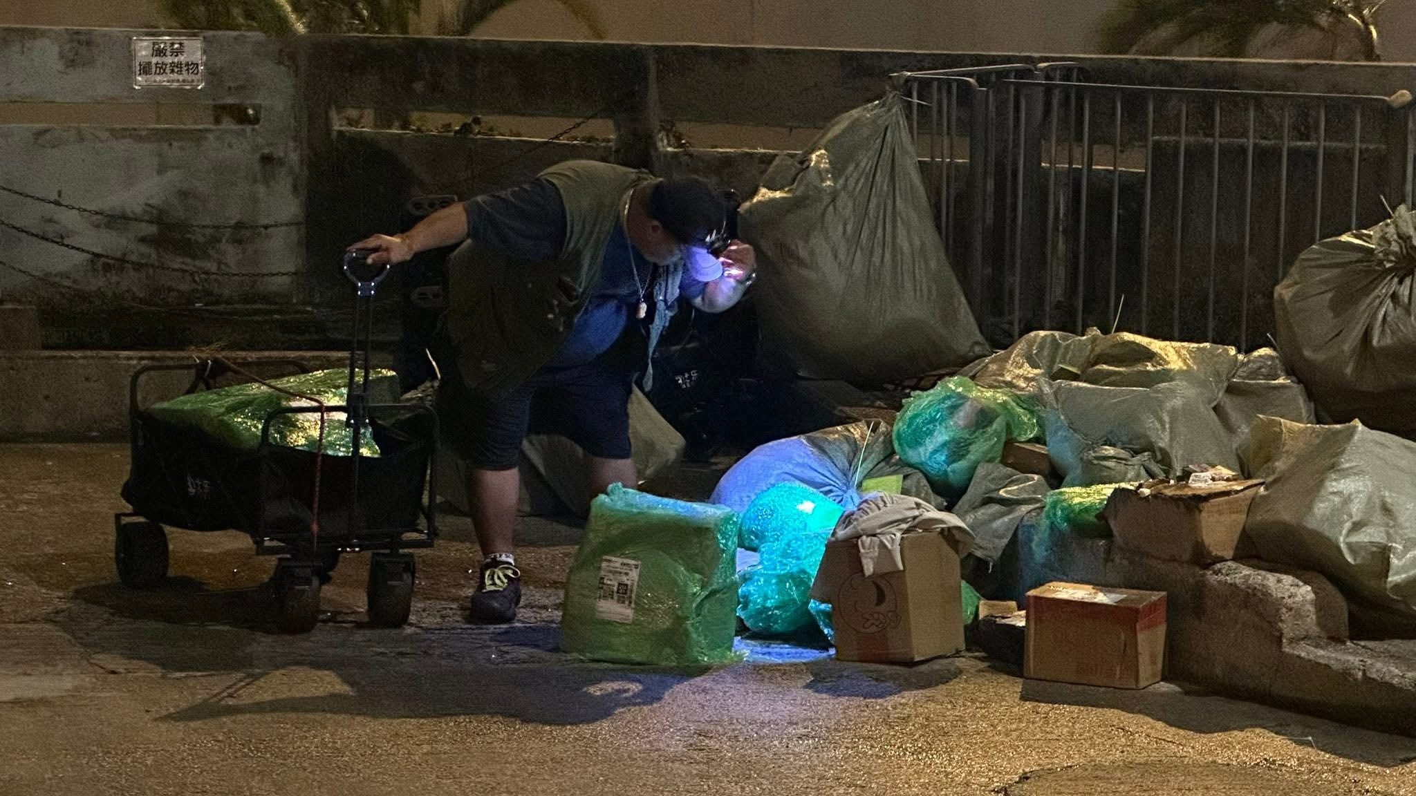 紅磡網購自提點貨物隨街亂擺　途人拉車仔任摷任拎變「街頭尋寶」 (FB@SOSO CHAN)