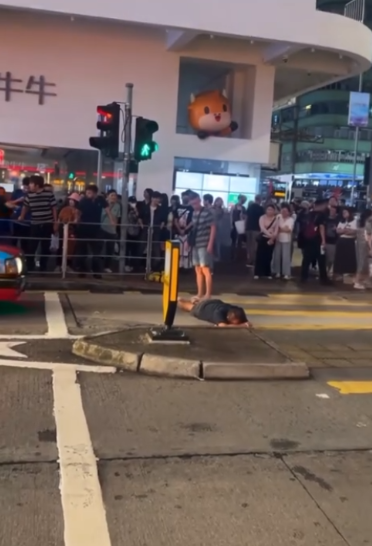 尖沙咀的士司機VS碰瓷黨　男子「詐死」躺路中心司機勁勞氣