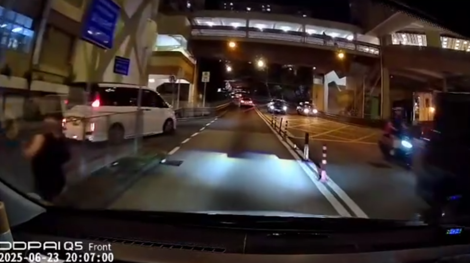車Cam直擊｜清水灣道驚險一幕 黑裙女衝車陣過馬路 跌倒撞欄跪地嚇親司機