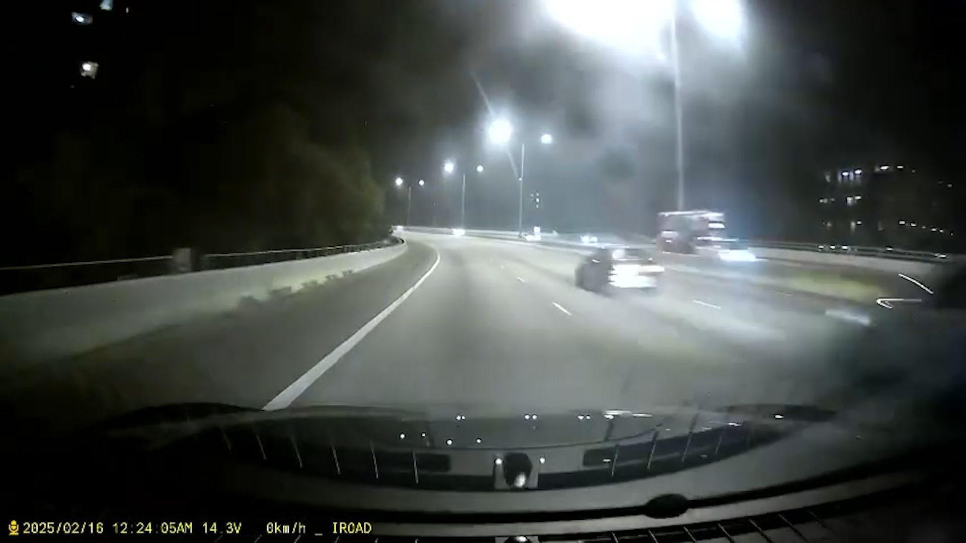 屯門公路私家車疑入彎時「甩尾」。(影片截圖)