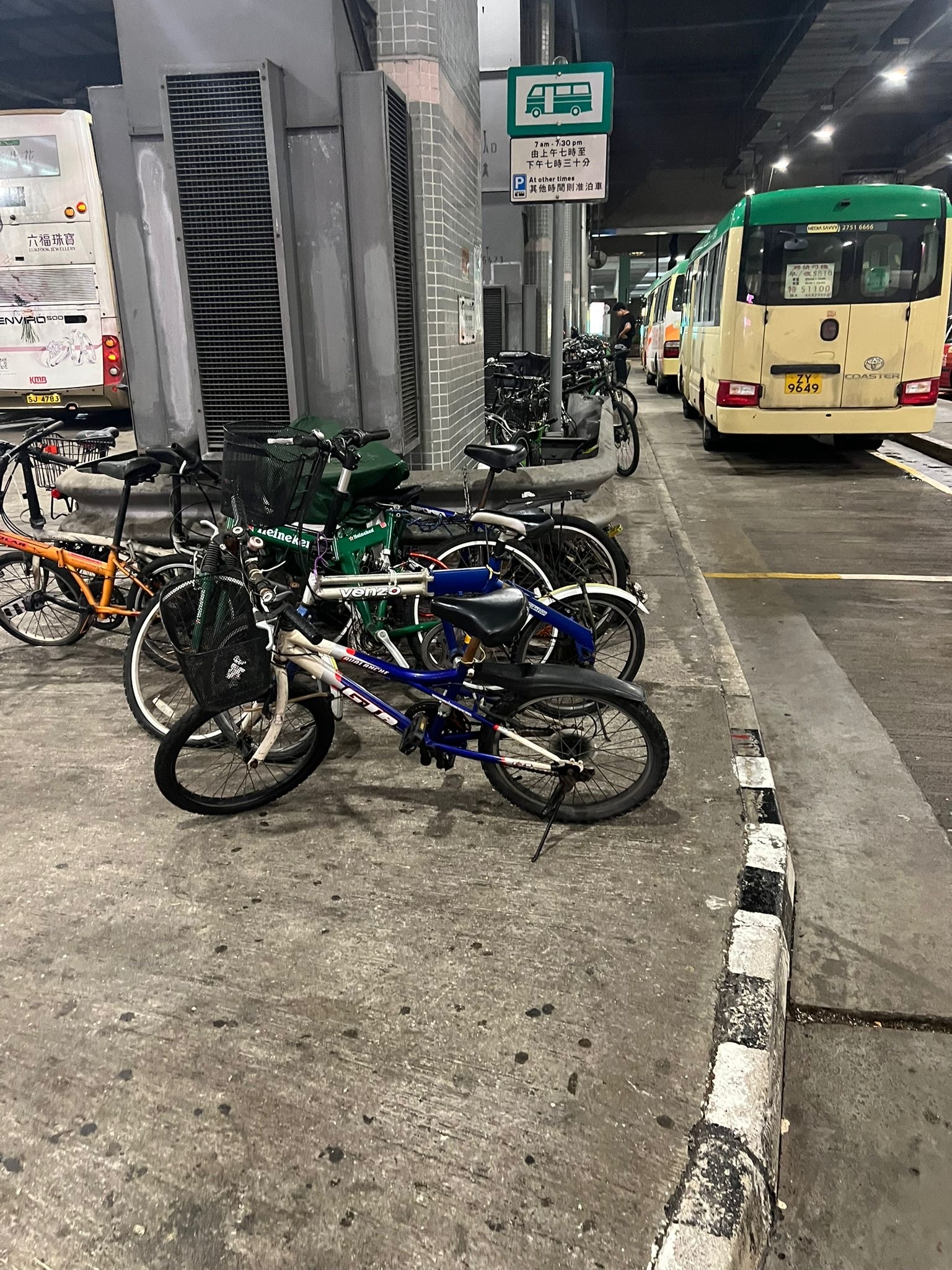 東張西望報料｜尚徳巴士總站大量單車違泊　報料人：投訴半年都無人處理 （觀眾李小姐報料）