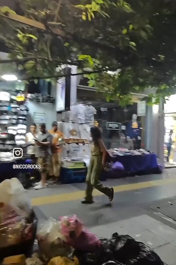 泰國曼谷鬧市驚現「持刀女」　向途人揮刀全被拍下勁恐怖　終被警員制伏