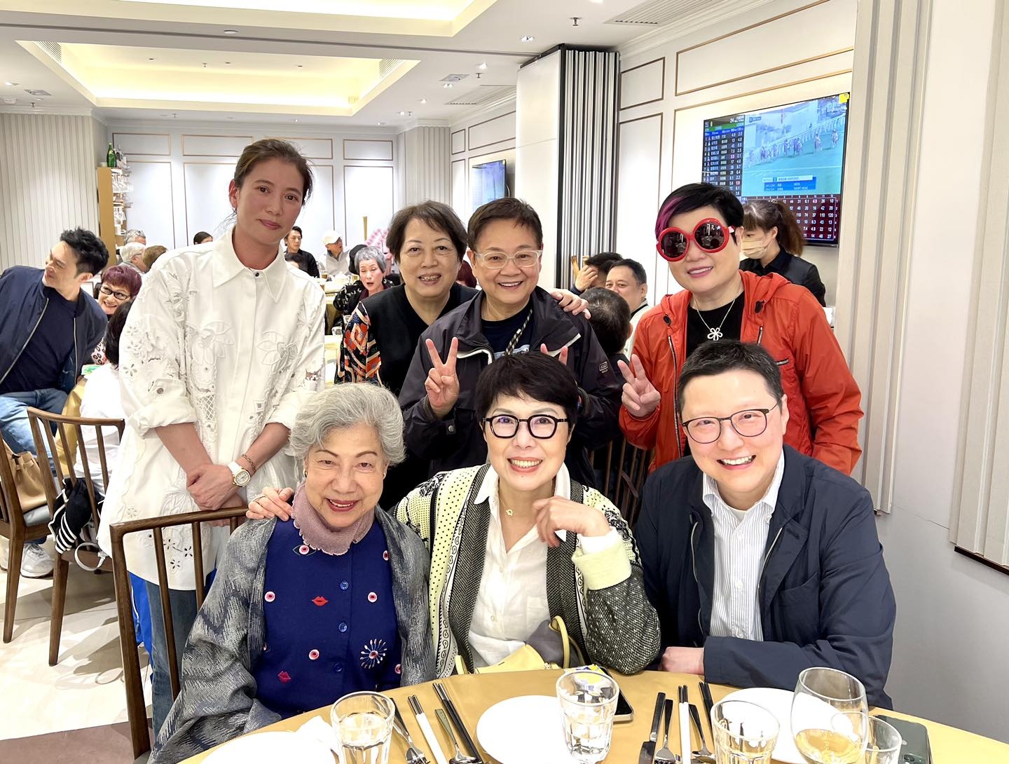 菊姐與同性密友周偉利呢日出席飯局，更開心與眾人影相。