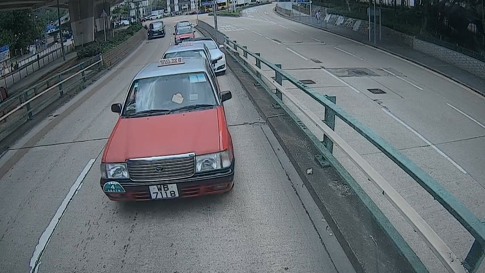 車Cam直擊｜Tesla司機揸車發夢「油門當Break」踩　車主：差兩吋中