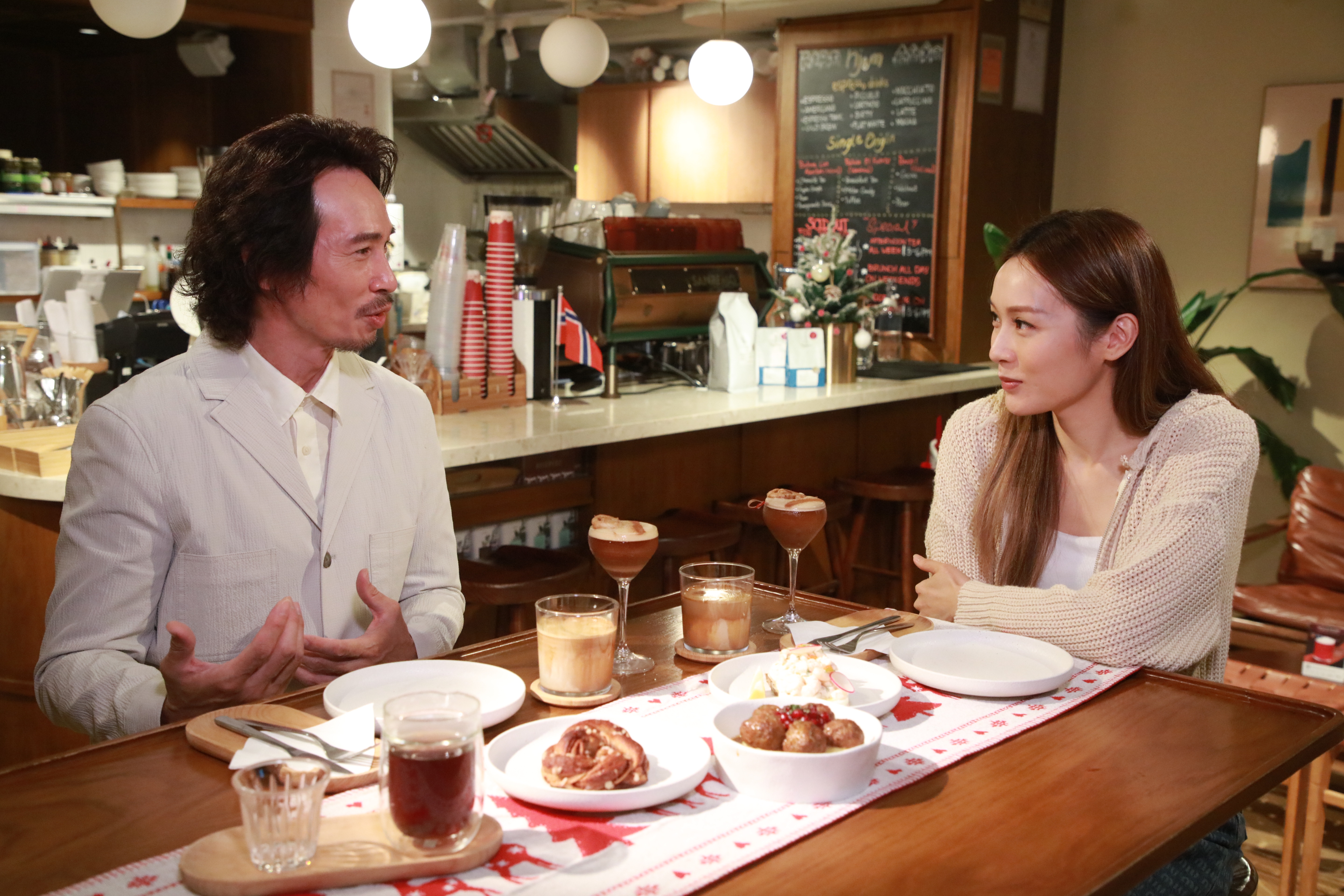 阿Mo同Ali喺節目分享咖啡同生活故事