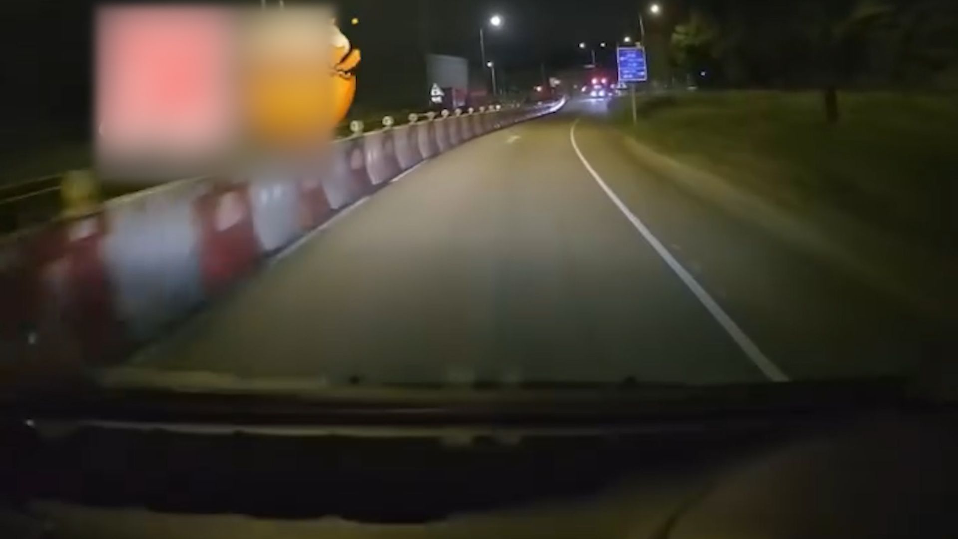 元朗深夜驚見馬路炸彈逆線行仲撞欄杆。(影片截圖)