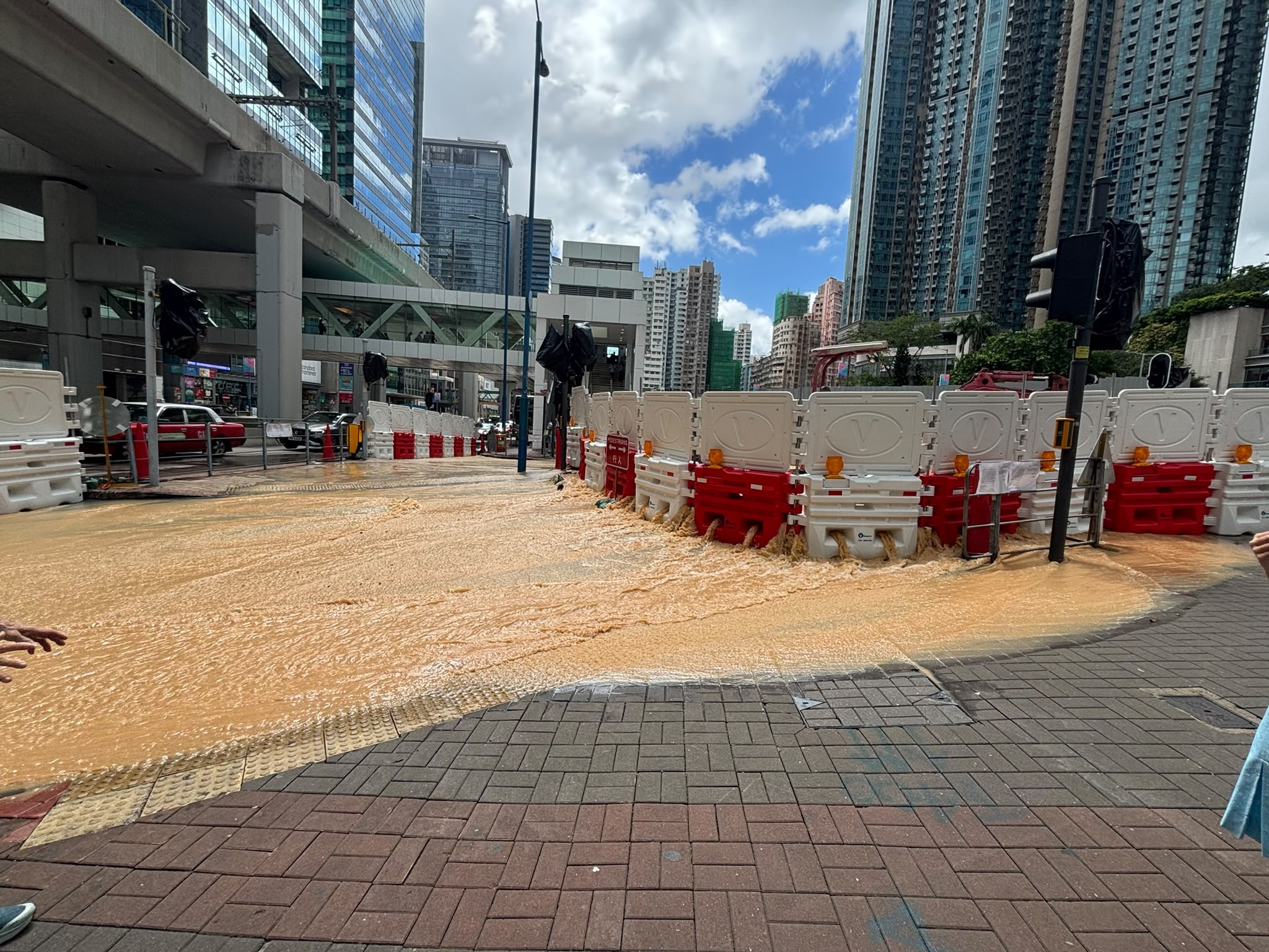 東張西望報料｜觀塘爆水管變「奶茶河」黃泥水淹裕民坊　車輛涉水而行險象環生 （觀眾提供《東張+》）