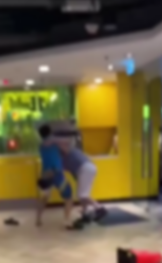 快餐店MMA｜赤腳男狂打再連環拳膝撞爆另一男子面部