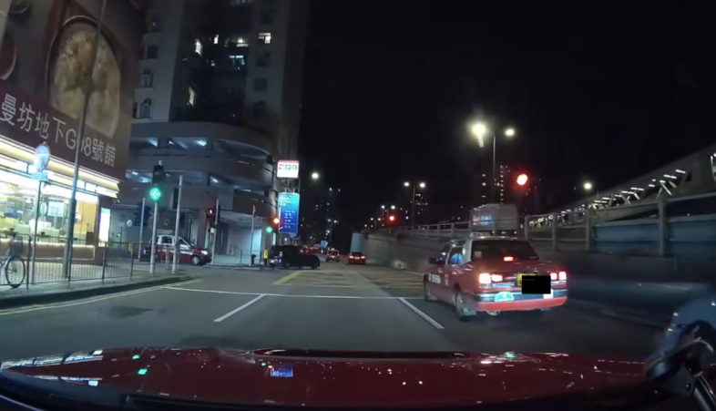 車Cam直擊｜荔枝角道男子中途落的士　司機踩油門撞乘客畫面曝光