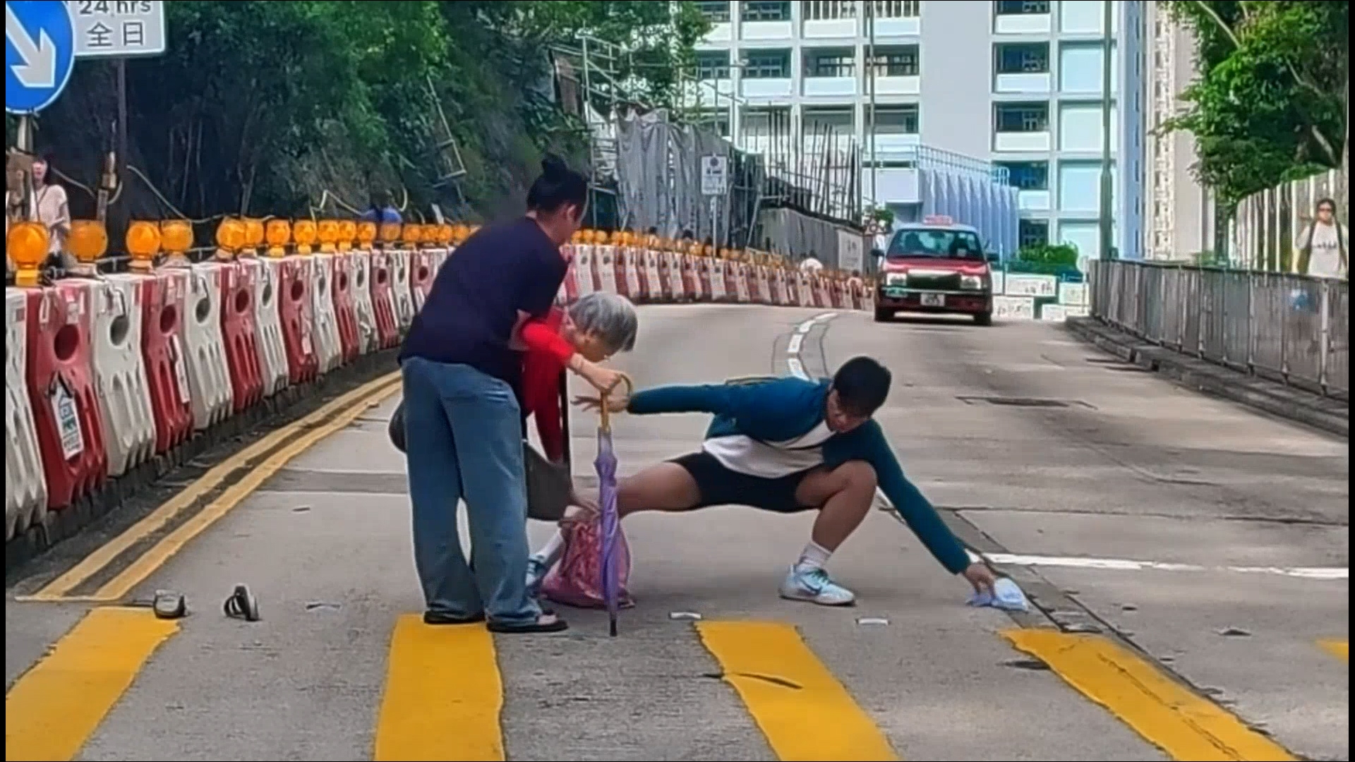 車Cam直擊｜好人好事！婆婆過馬路不慎跌倒獲兩男相助　片主：值得表揚 （FB＠Aero Chan）