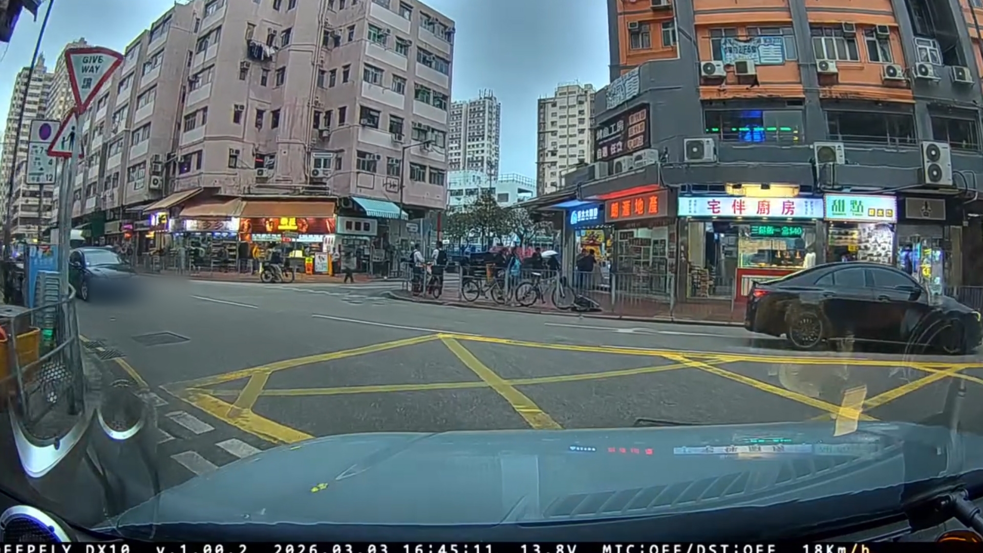 車Cam直擊｜元朗市中心私家車「大地任我行」　又逆線行駛：以為回到大陸