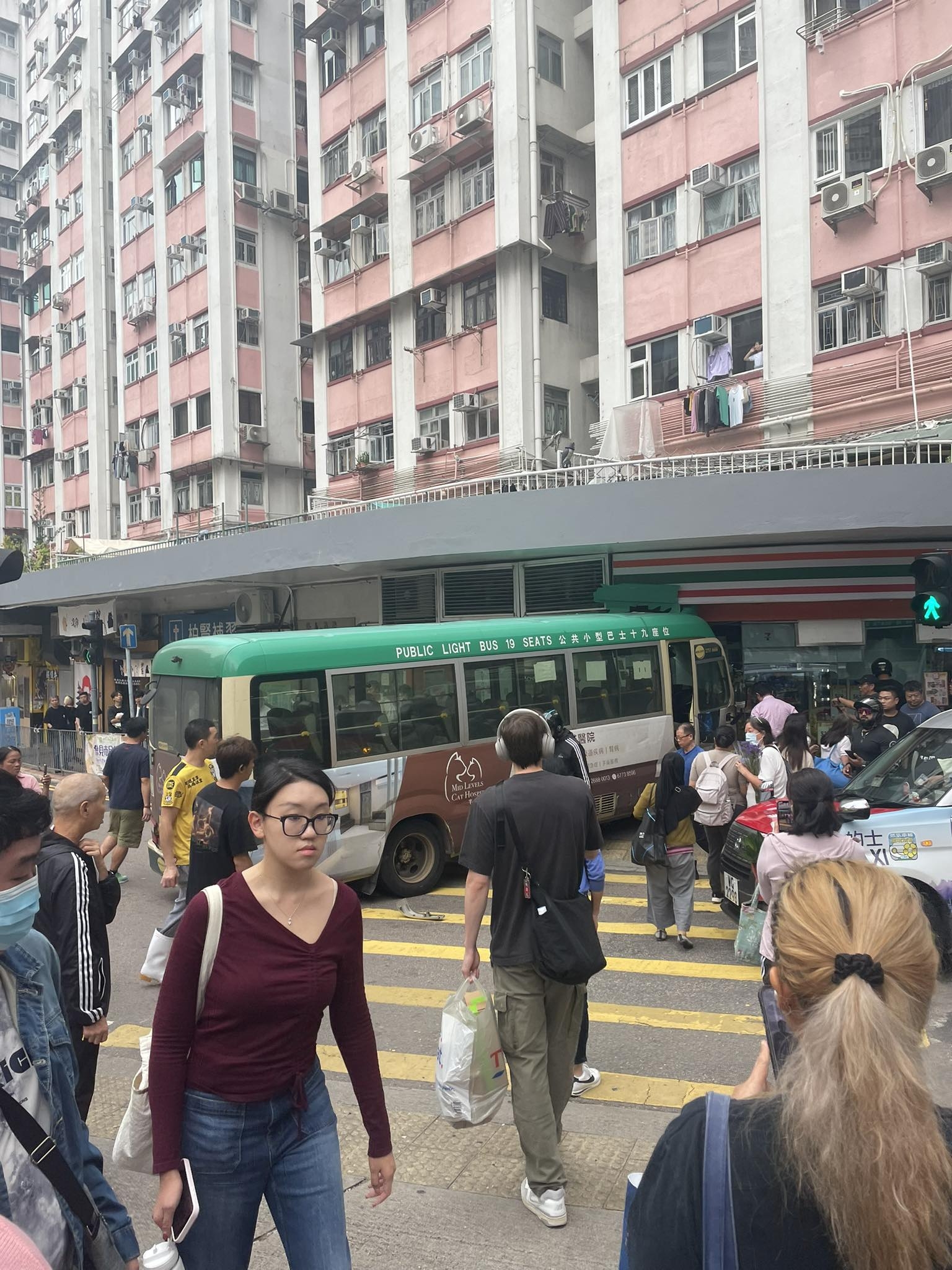 堅尼地城綠Van疑失控剷路口便利店　司機擦傷清醒　一女受傷送院 (FB@bosco chu)