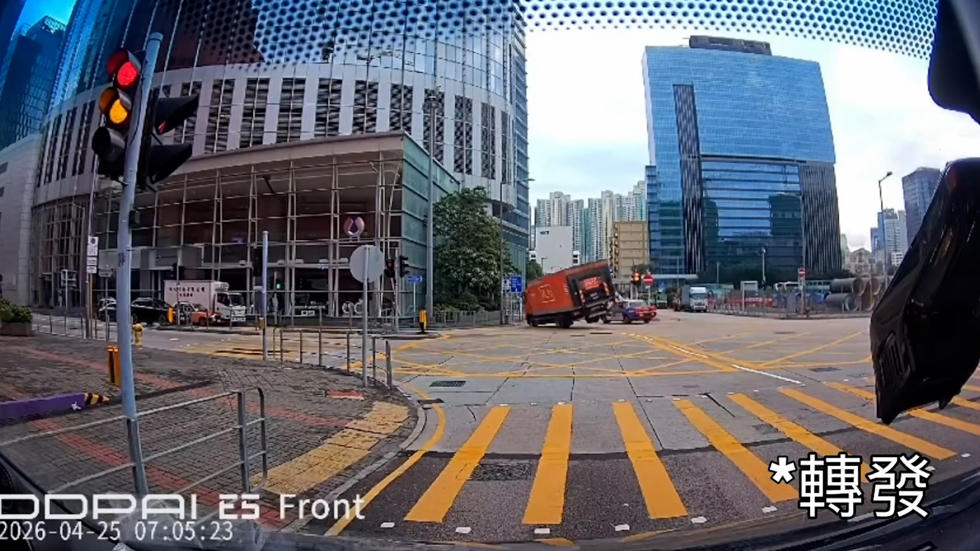 車Cam直擊｜高手在民間！貨車飄移入彎險翻側　片主肉緊呼聲反成焦點 （FB＠日日食）