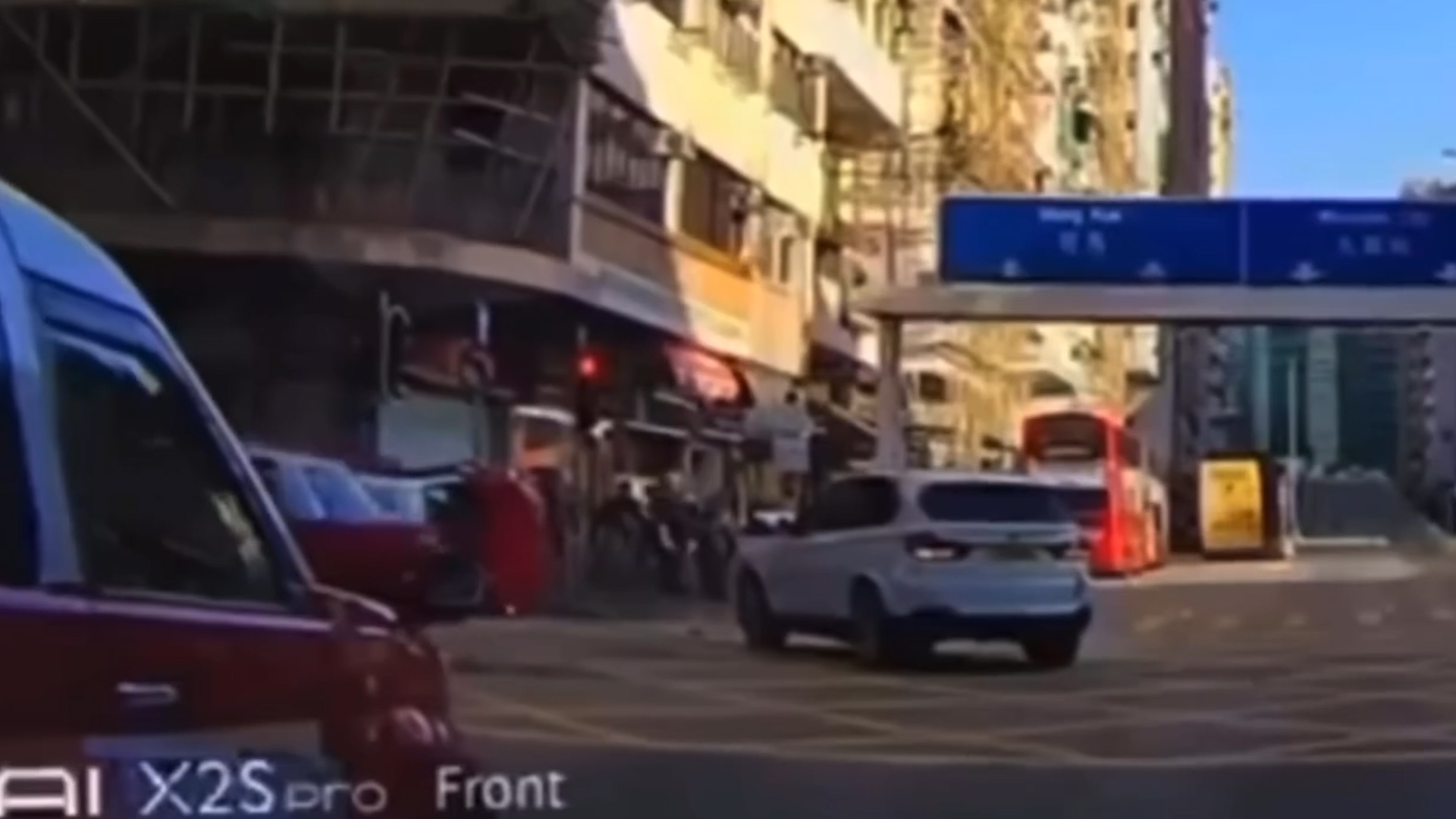 車Cam直擊｜長沙灣道車禍事發一刻　BMW私家車疑衝紅燈撞到的士翻側