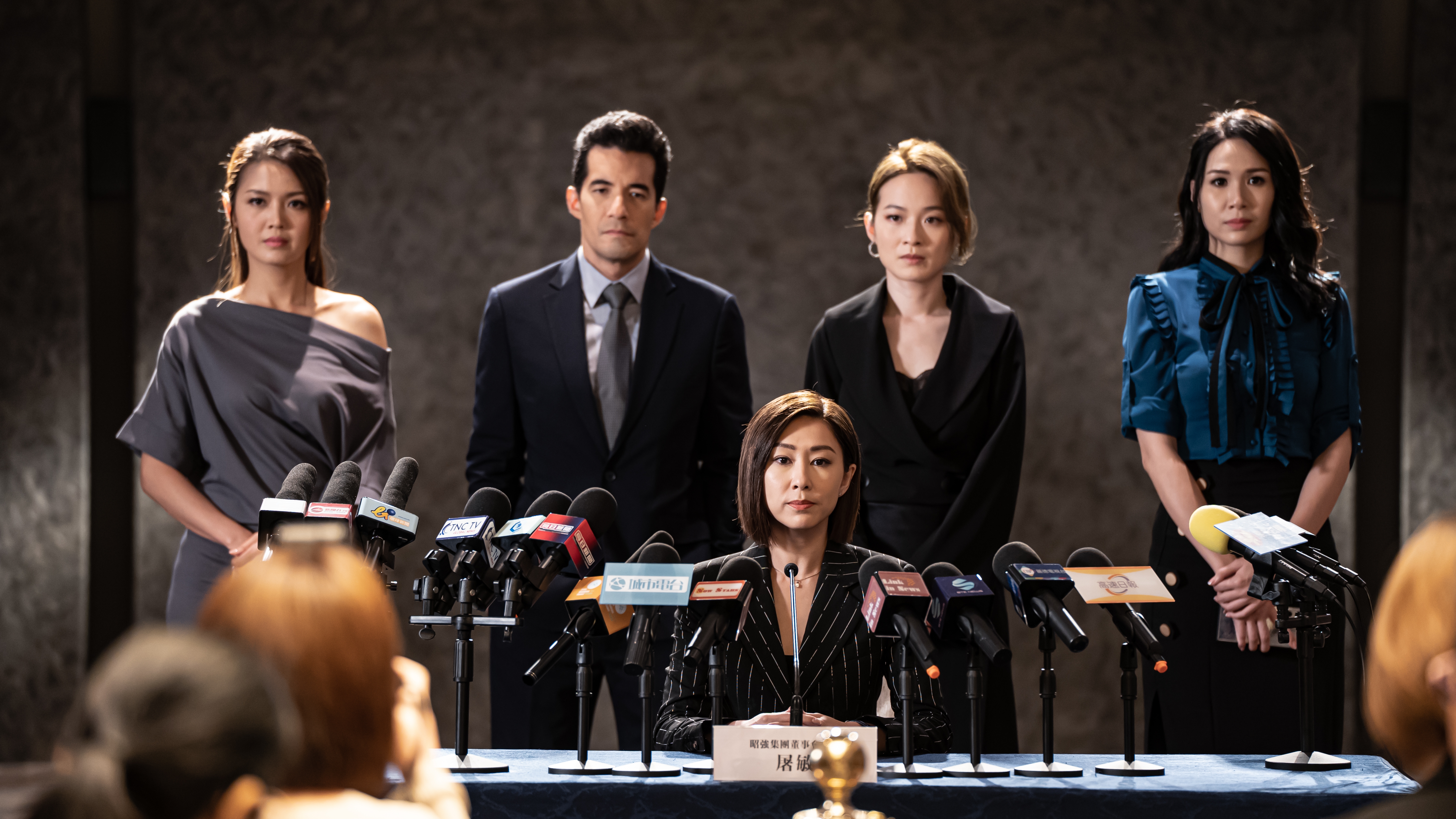 五星戰隊啲造型係咪好襯先。