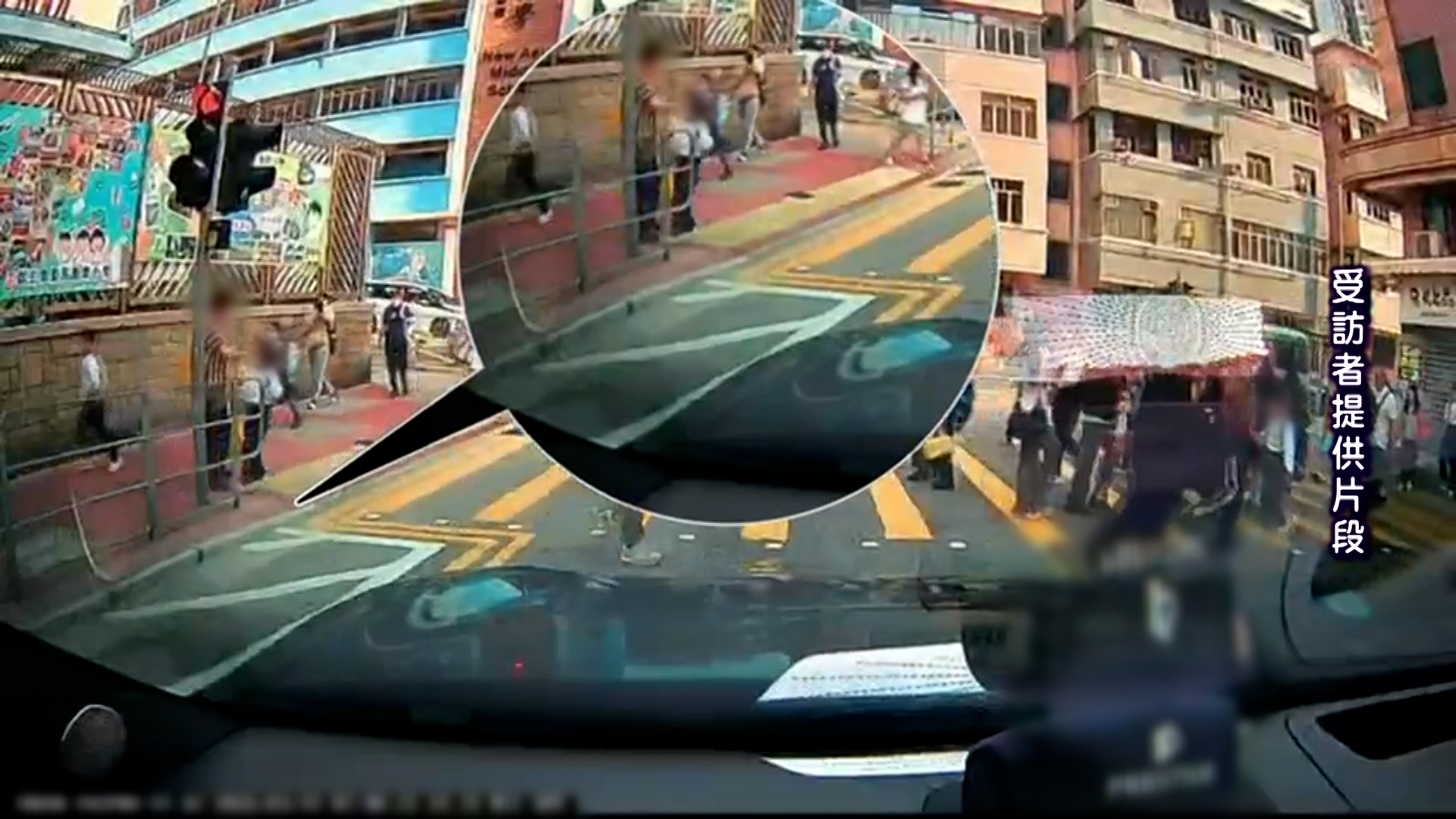 事發時，一大群趕上班和上學的人趕著過馬路之際，一個女學生很快地走至馬路對面，而迎面的婆婆突然向她摑了一巴掌。