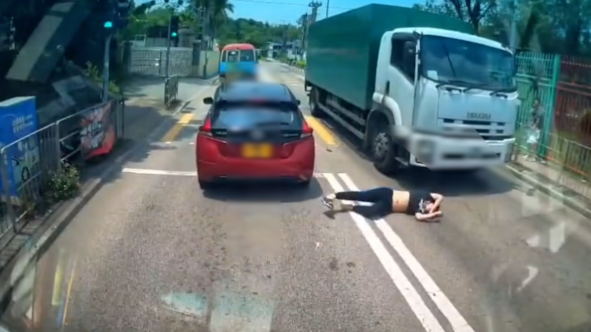 車Cam直擊｜男子青山公路衝紅燈「捐車罅」　遭貨車撞飛再反彈落地 （FB＠突發馬路車cam大全／Edwin Ying Fai）