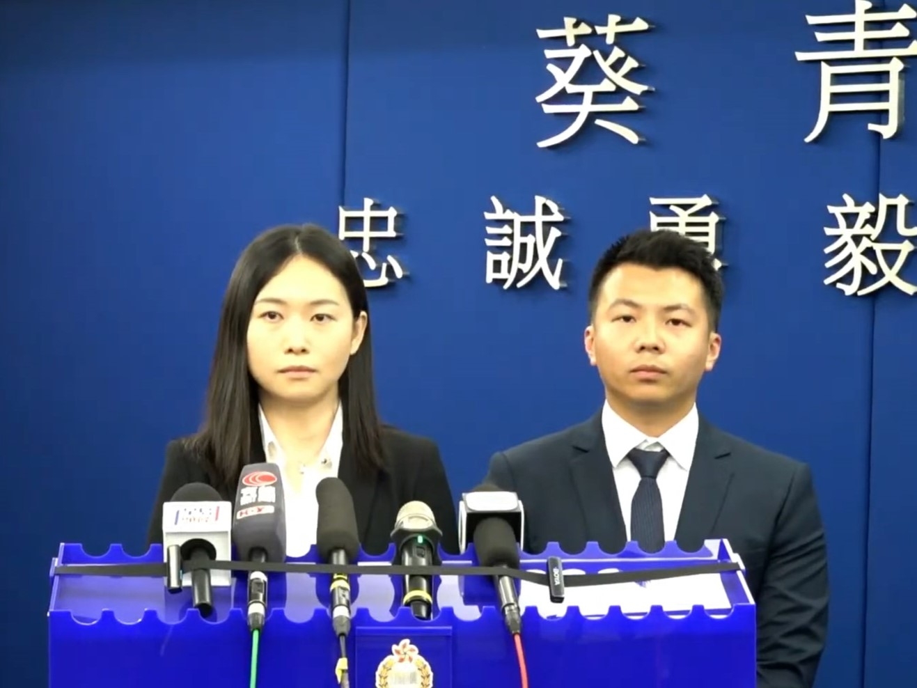 葵青警區重案組第二隊案件主管督察陳青（左）及葵涌特遣隊主管高級督察梁鈞澔（右）交代案件。 