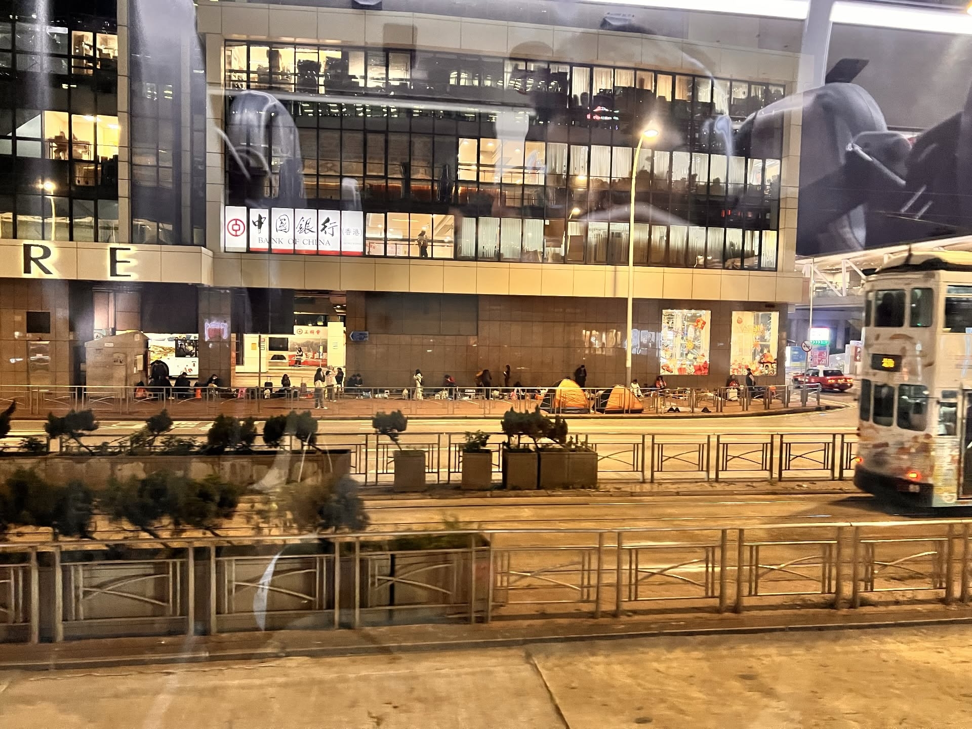 東張西望報料｜金鐘運輸署樓下排隊黨「禁之不絕」　市民：使唔使搭埋帳篷啊？