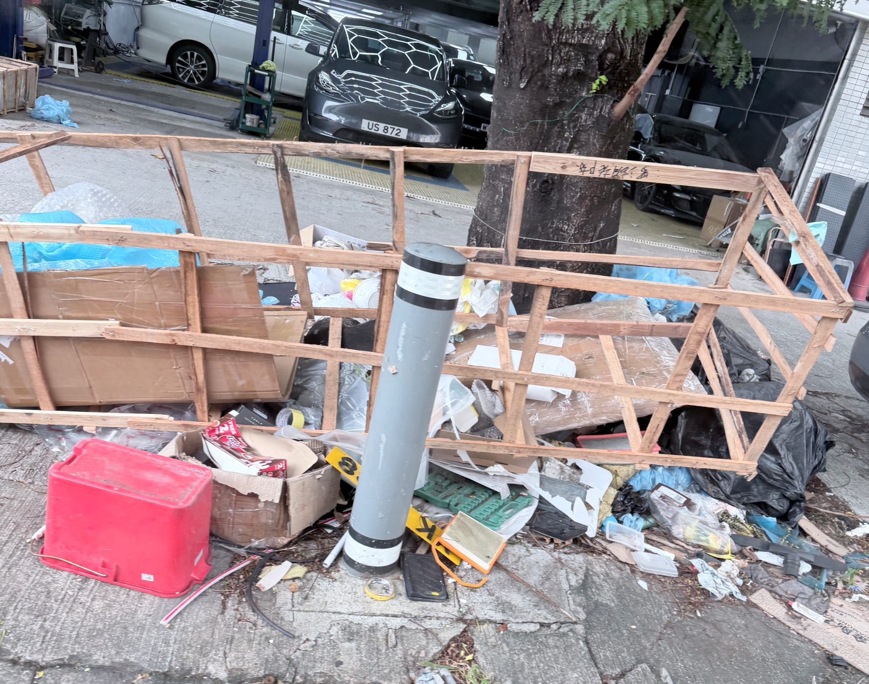 東張西望報料｜元朗汽車公司門外現「垃圾山」　飯盒膠樽堆滿街　街坊轟投訴無人理 （觀眾楊小姐報料提供）