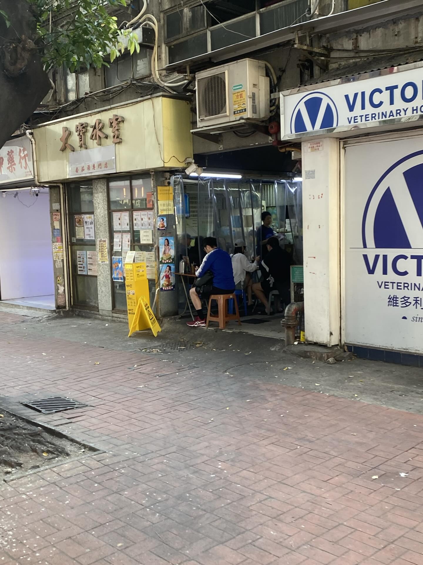 多人湧到大寶冰室品嚐肉餅飯。（Threads圖片／colourmc）