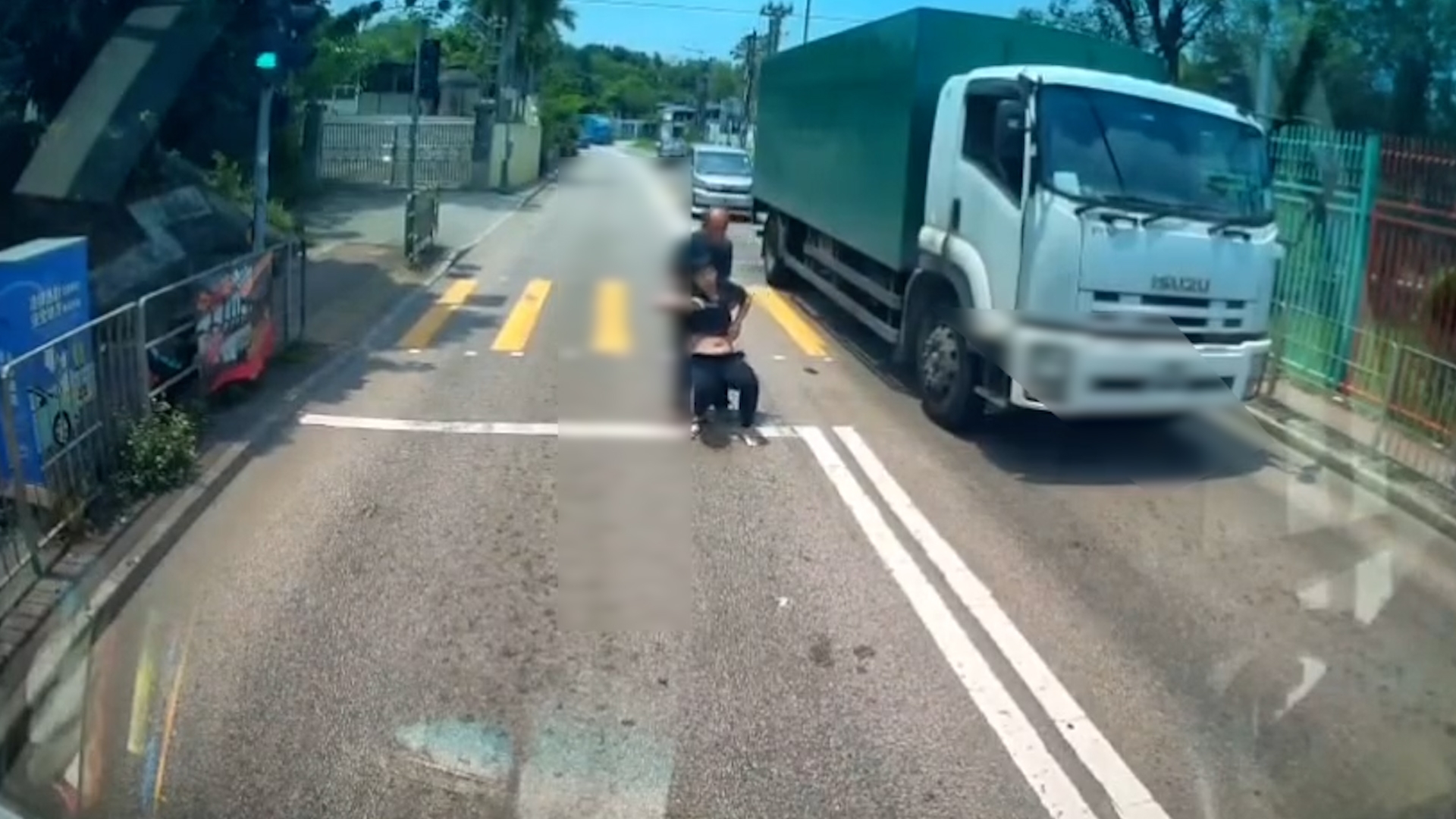 車Cam直擊｜男子青山公路衝紅燈「捐車罅」　遭貨車撞飛再反彈落地 （FB＠突發馬路車cam大全／Edwin Ying Fai）