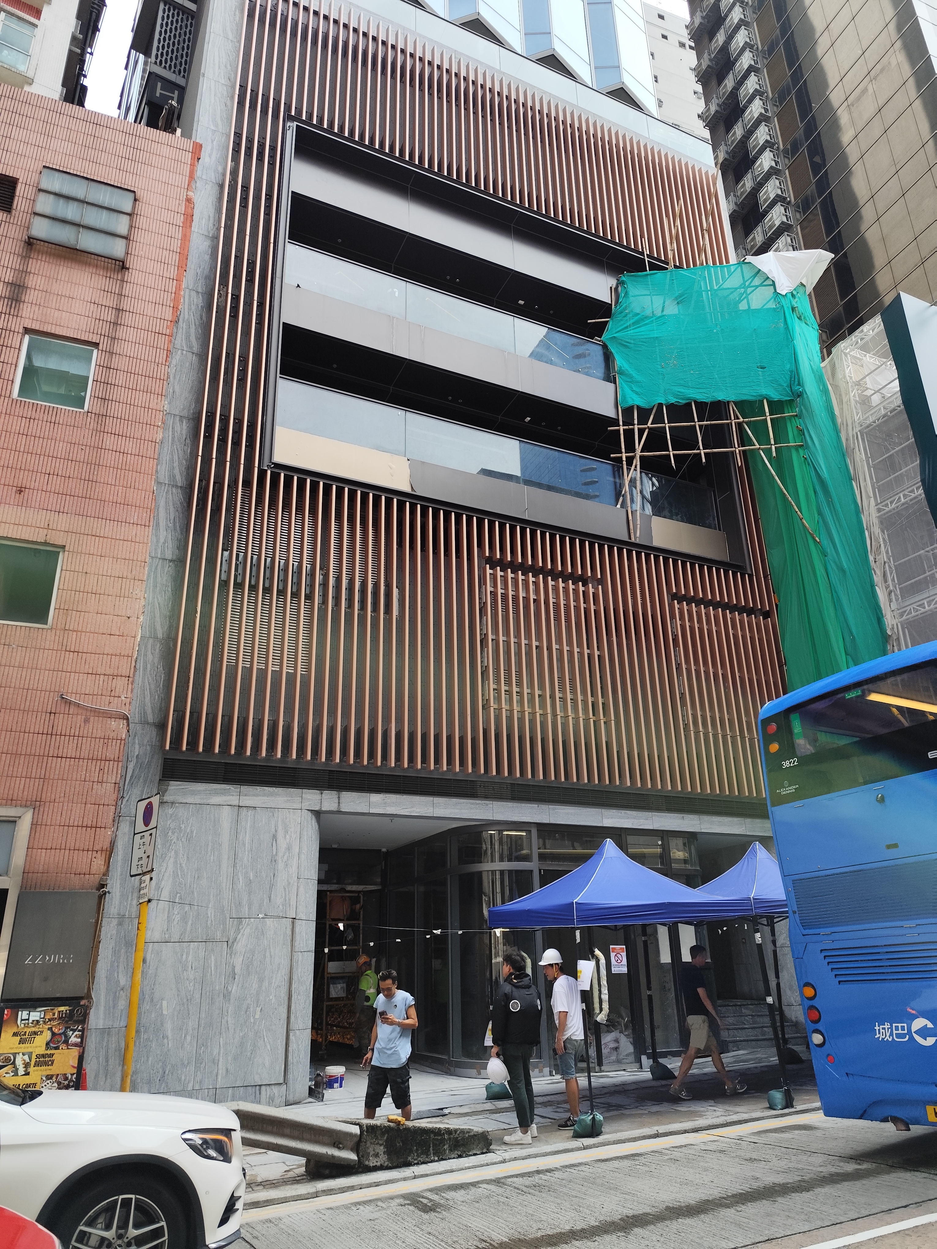 東張西望報料｜中環荷李活道棚架滴污水惹民怨　竹棚霸路逾3年未拆　街坊：行過都要睇運 （觀眾張太報料提供）