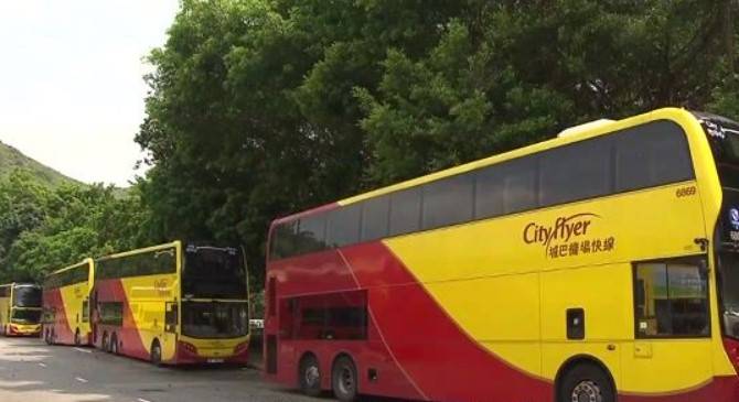 聖誕節外遊成風，再有巴士堆滿行李篋更「塞爆車門」！