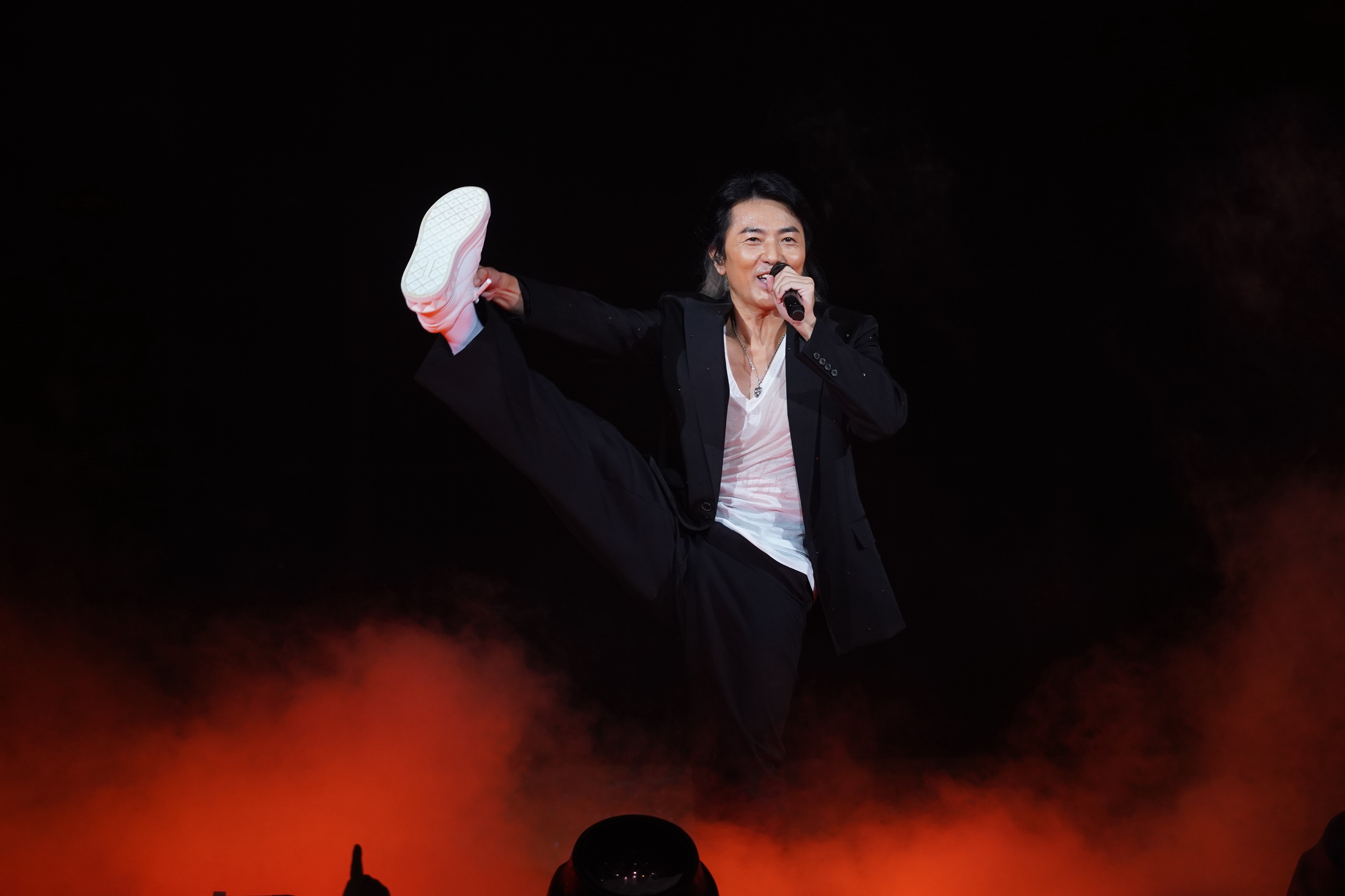 伊健唱日語版「幪面超人」主題曲，又跳高又踢腿。