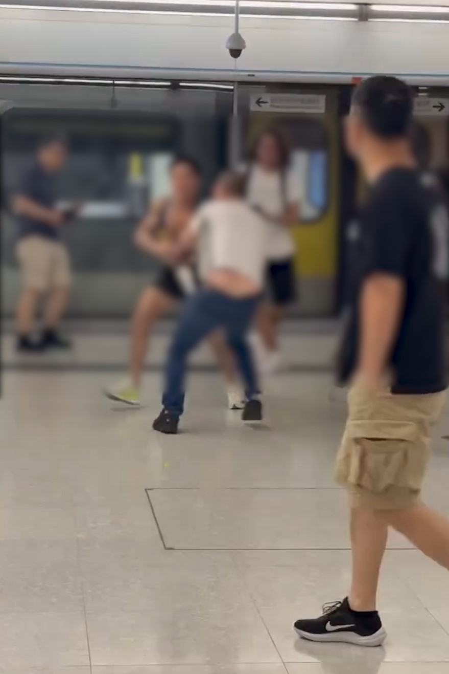 紅磡站MMA｜兩男月台肉搏兼吐口水職員霸氣調停　疑因扶手電梯爭路