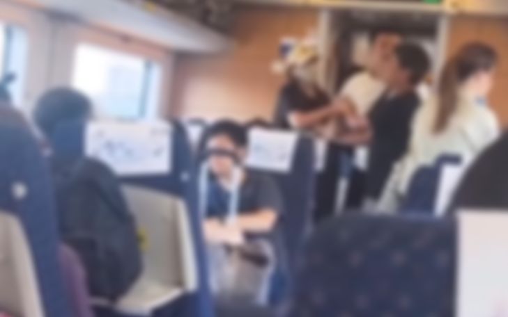 港男大鬧高鐵「爆粗兇乘客」囂張要人吹雞，疑不滿要收細聲浪爆衝突。(影片截圖)