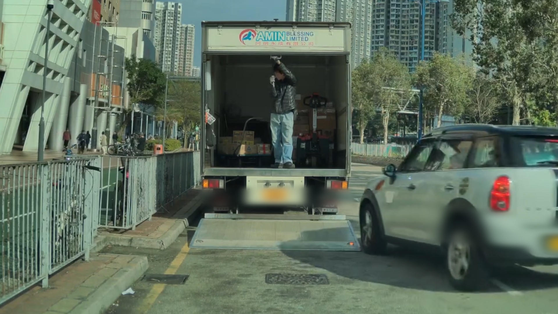 車Cam直擊｜天水圍大懵司機先撞私家車再撞貨車　網民笑稱：馬路核彈