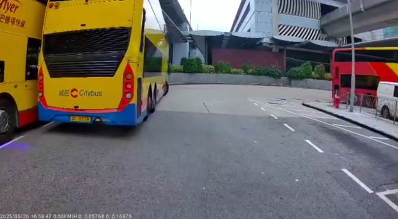 車Cam直擊｜兩城巴機場碰撞車長伸手截停前車