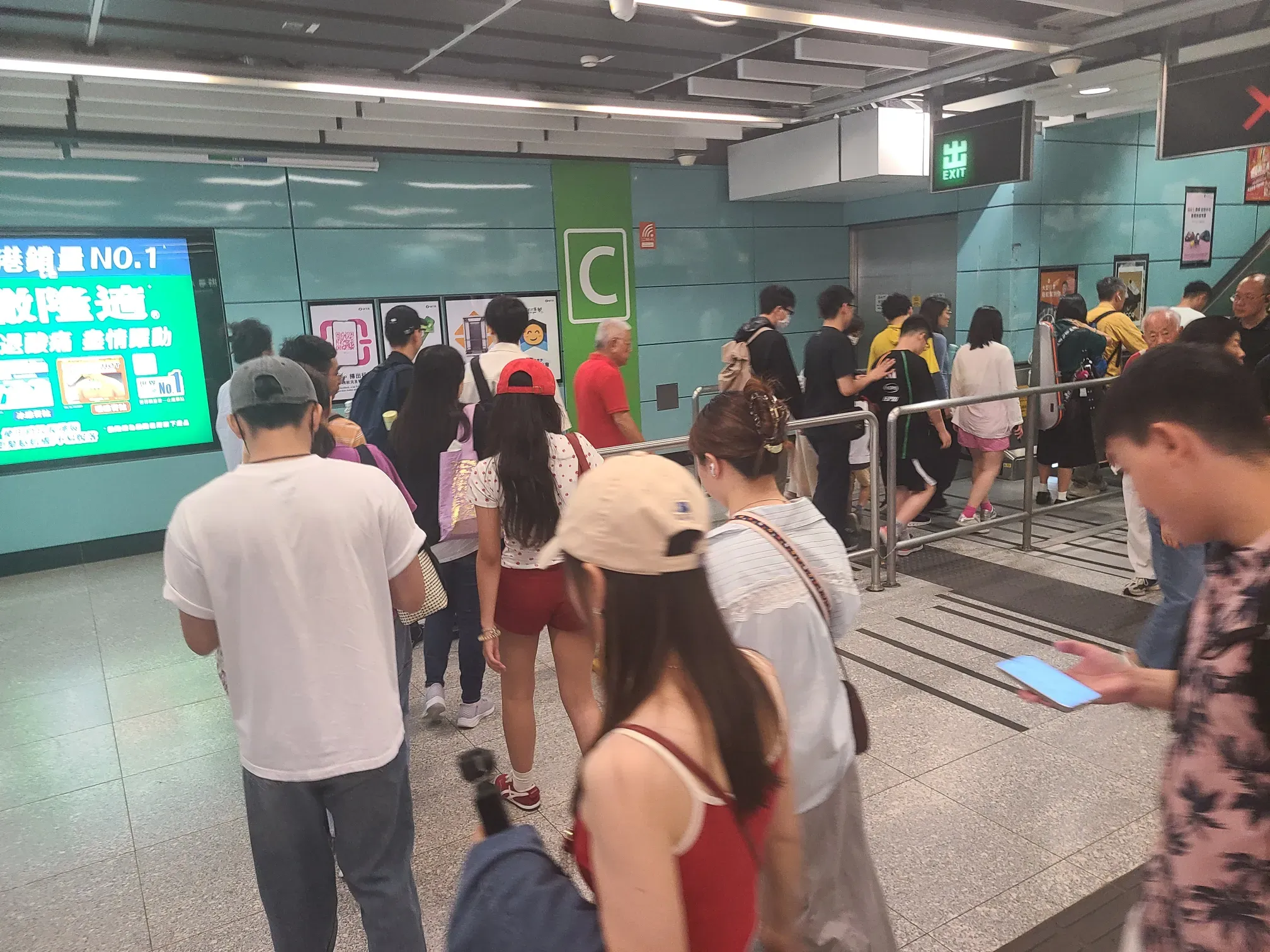 位於堅尼地城的咖啡店成了打卡地點，多名遊客前往拍照打卡，甚至一度走出馬路。