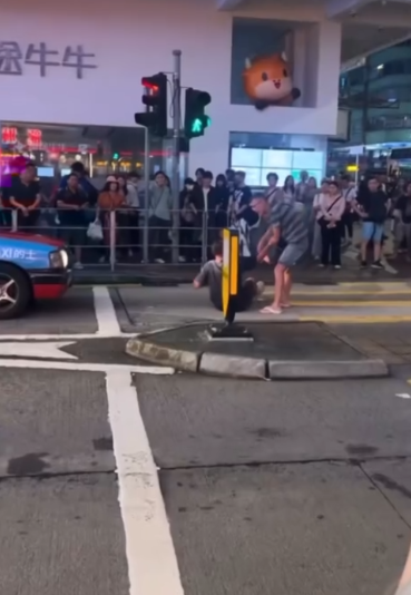 尖沙咀的士司機VS碰瓷黨　男子「詐死」躺路中心司機勁勞氣