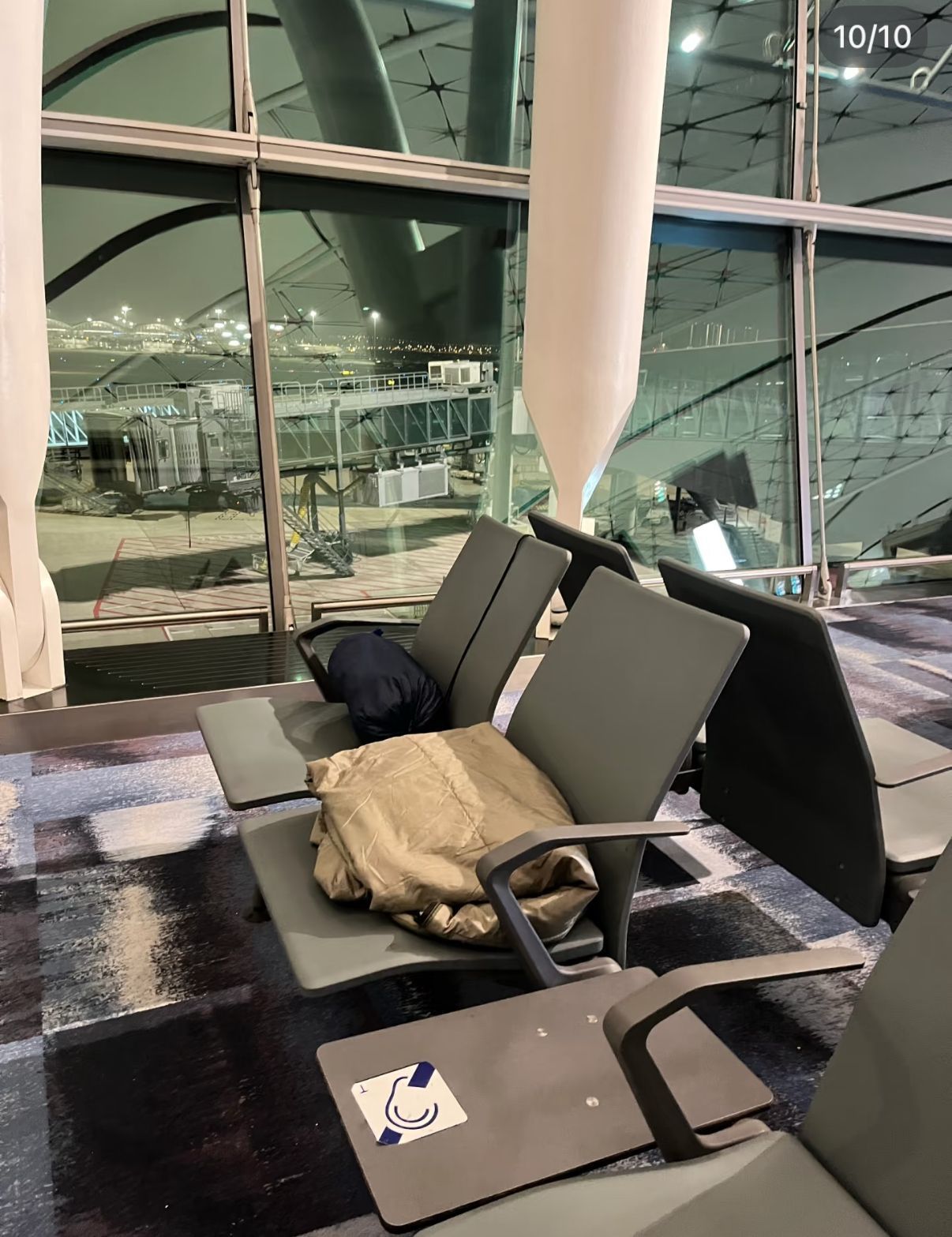 五一黃金周｜內地女教香港機場窮遊過夜攻略，稱「放下羞恥心」睡地上。