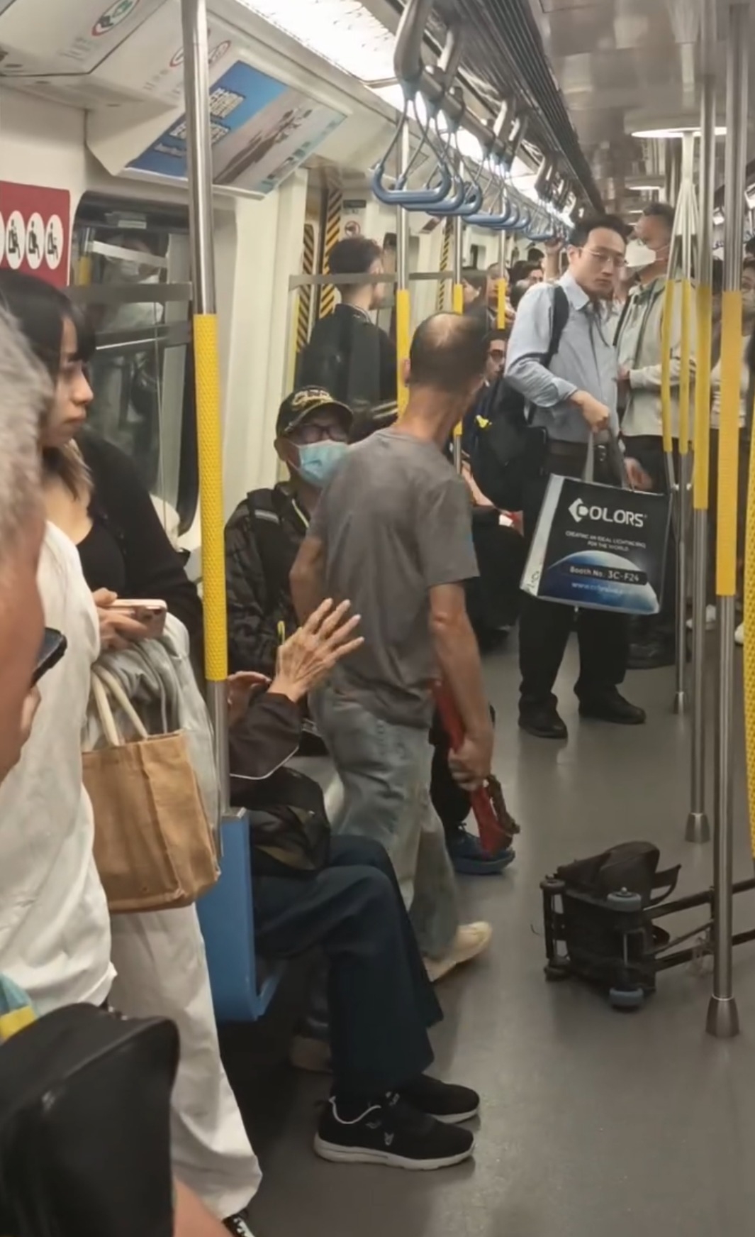 工具袋與士巴拿成焦點　乘客側目