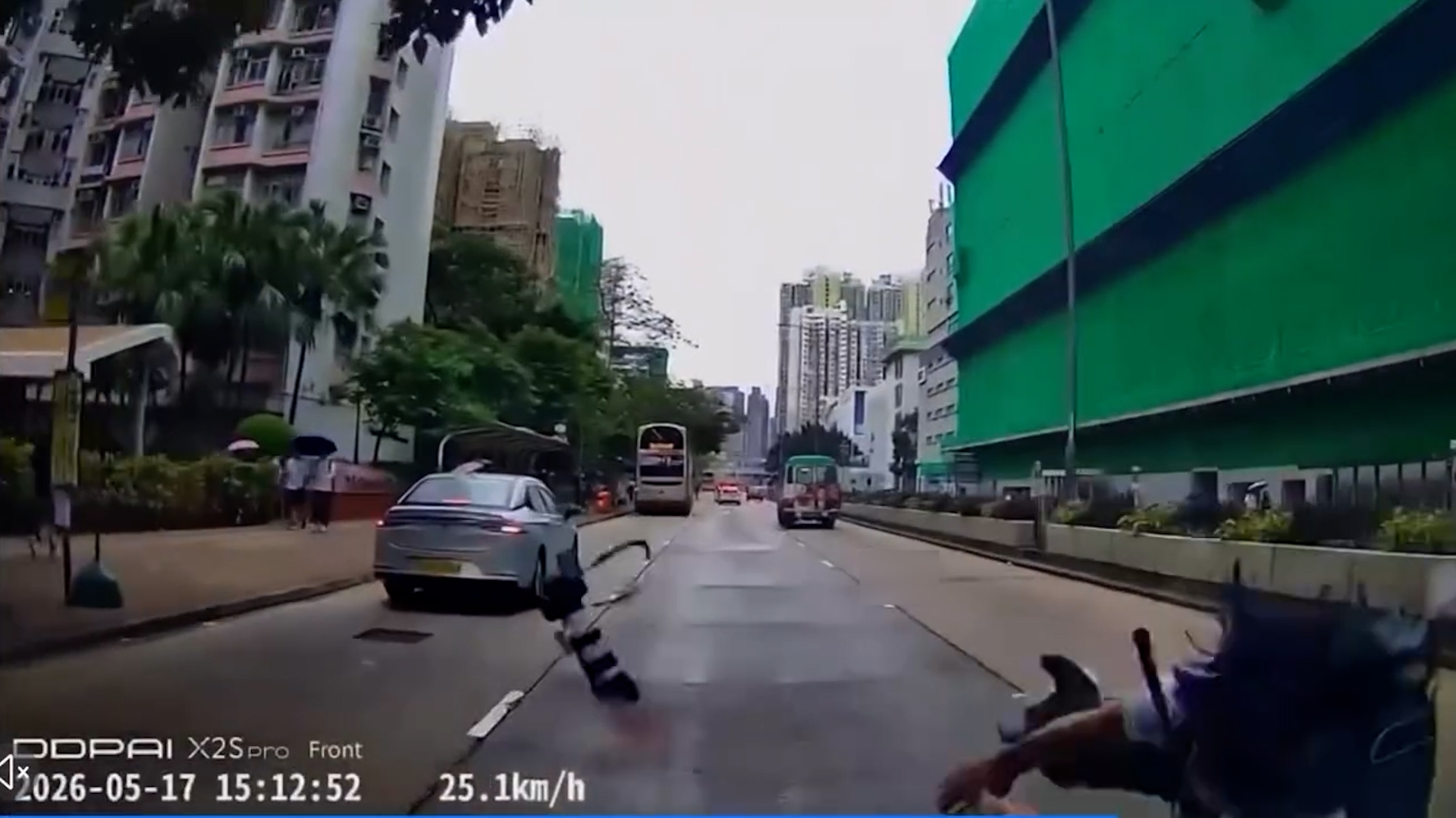 車Cam直擊｜長沙灣道私家車撞倒16歲少年　疑追拍「Ivy So巴士」廣告過路被撞 （FB@Larry Chan）