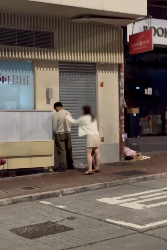 中環港男大街大巷脫褲隨地小便全被拍　網民狠批：一啲羞辱心都冇