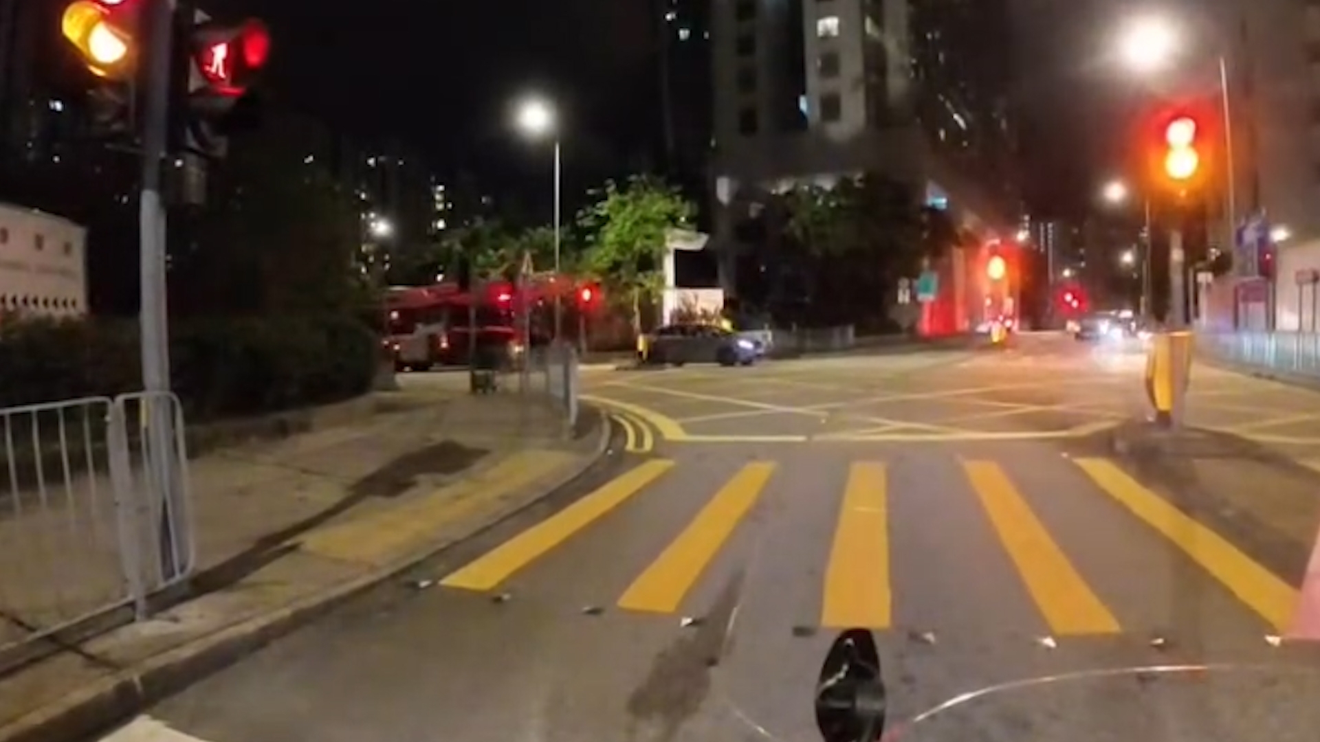 車Cam直擊｜私家車馬路擋響警號消防車前進　片主怒斥：行啦阻X住曬