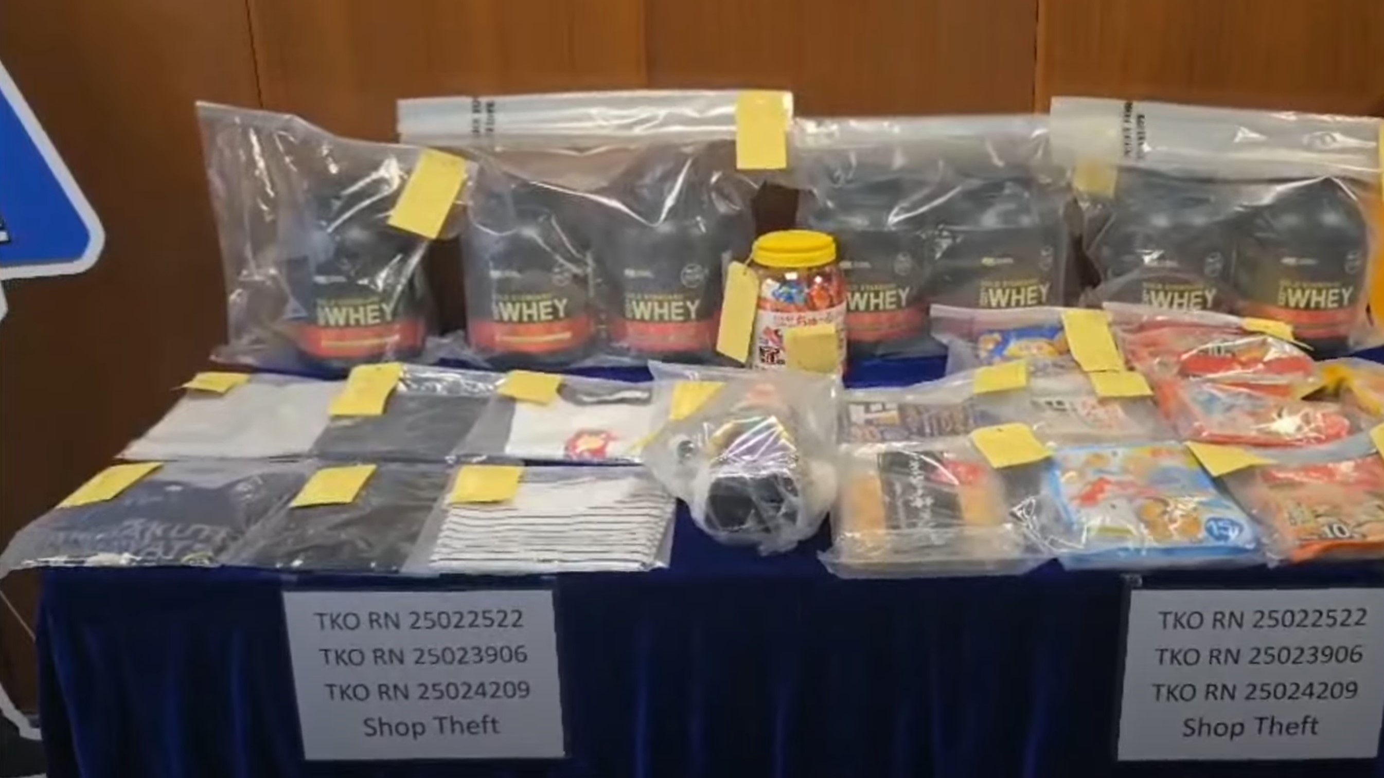 警方由8月1日至27日，偵破39宗店舖盜竊案件，起回一批贓物，總值約8.6萬元，合共拘捕5男8女。（警方YouTube直播截圖）