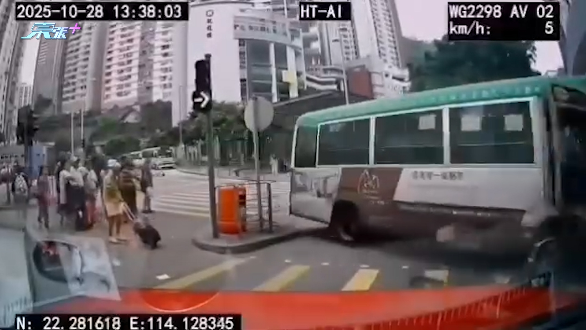 小巴先剷安全島再撞店內