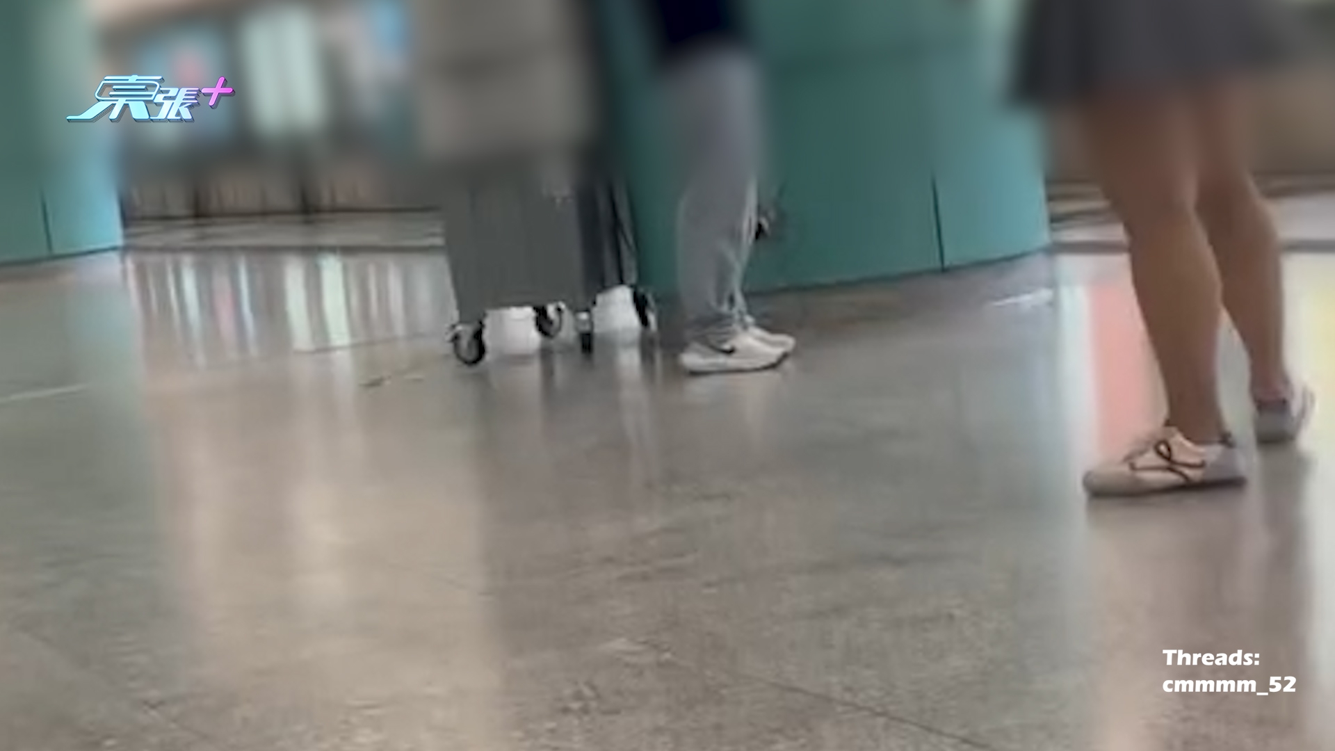 港鐵男子月台用職員插座偷電　充完電腦充手機全被拍　中港網民正反熱議