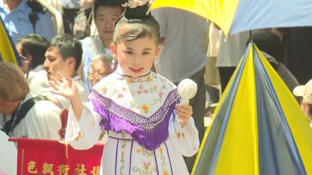 過往長洲太平清醮的飄色巡遊。