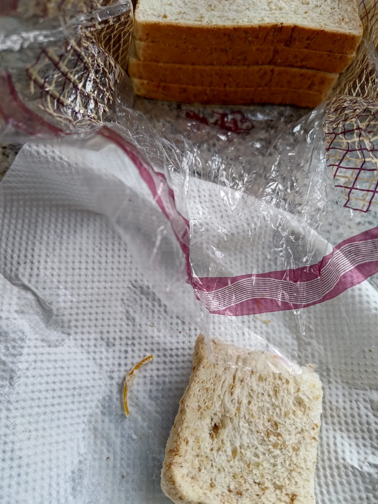 有觀眾向《東張+》報料，表示自己從粉嶺聯和墟的「協香麵包西餅店」購買了麥方包後，在進食麵包時發現麥方包內有橡筋。（報料觀眾提供圖片）