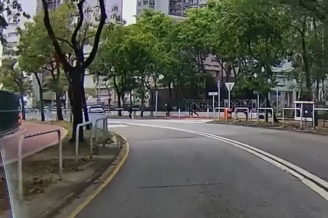 香港男子違規過馬路跨欄，慘變「另類炒車」過程全拍下。(影片截圖)