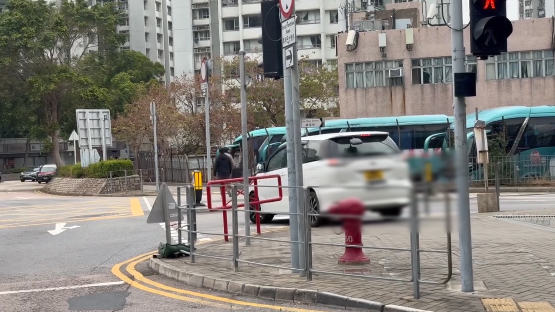 車Cam直擊｜中港車「大地任我行」　公然兜上行人路Uturn　網民：有特權？