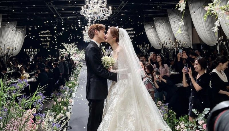 崔星俊在IG上載SE7EN與李多海在宴會廳甜蜜接吻嘅照片。