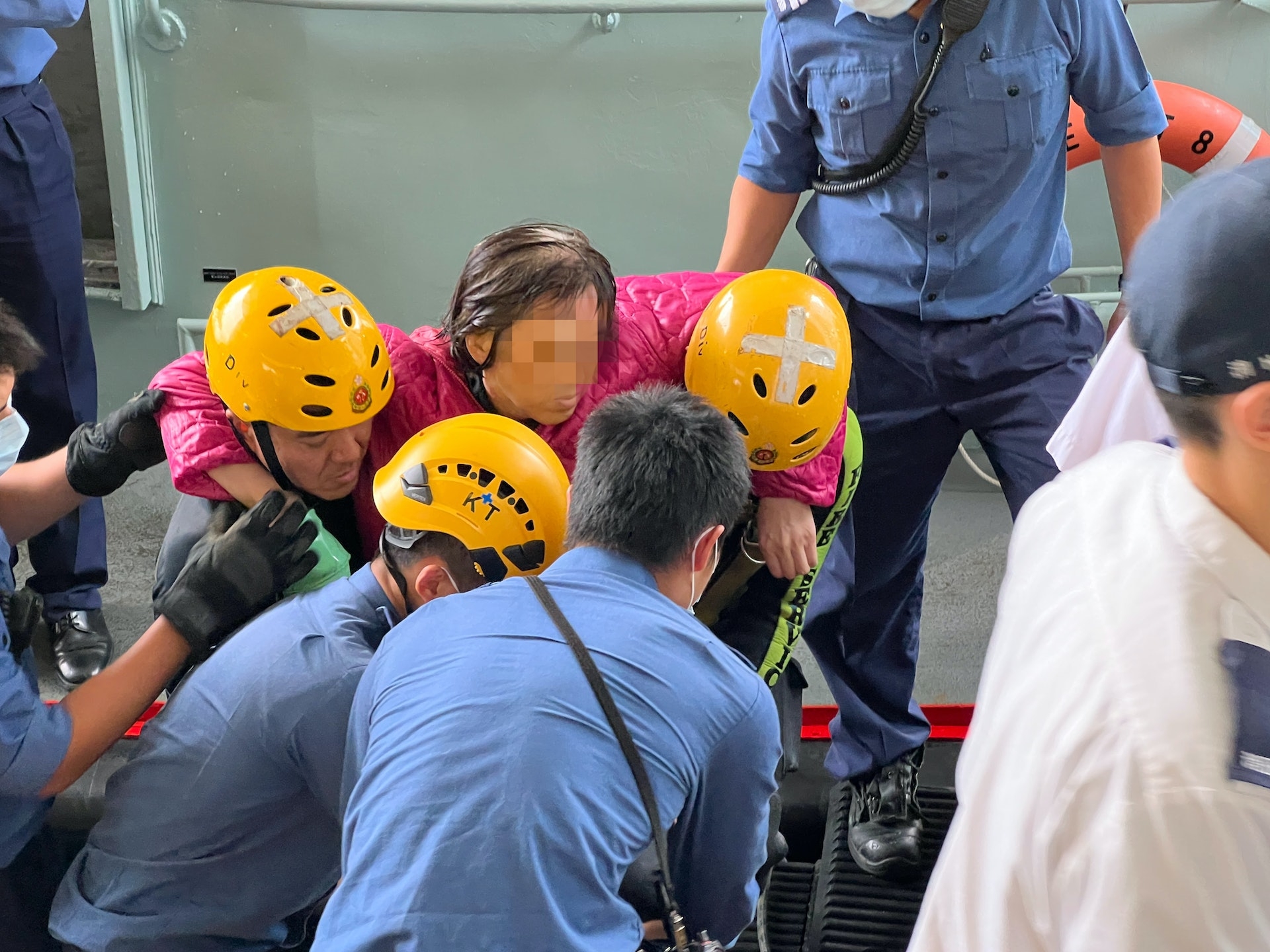 警方及消防員非常緊張，分別出動水警及滅火輪救援