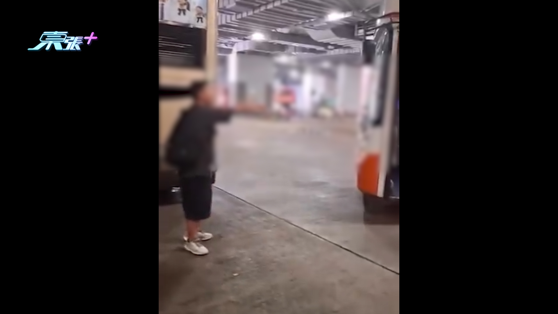 巴士迷爆粗大鬧巴士車長　疑因未開車「影唔到牌」發脾氣　網民斥妨礙行車